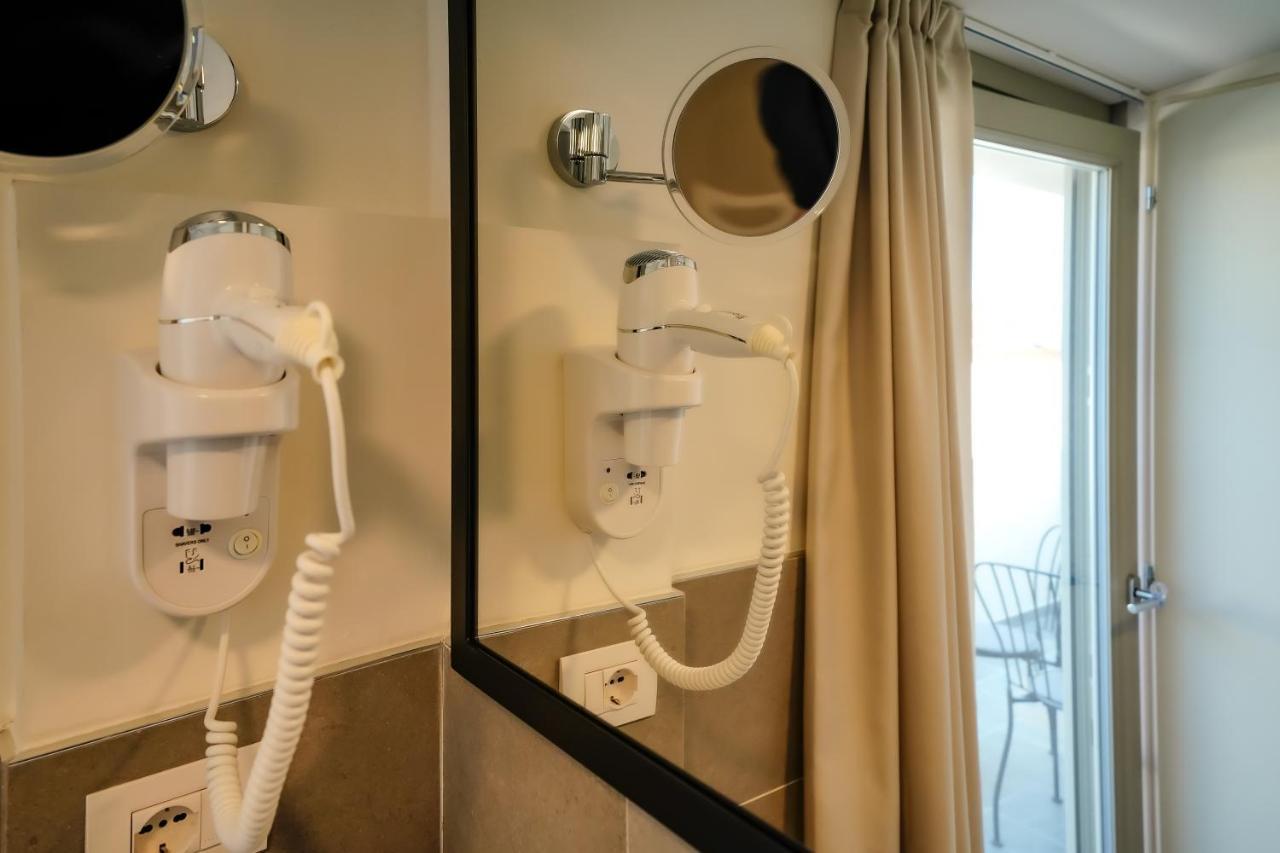 贝尔加莫 贝加莫15号旅馆酒店 外观 照片 A wall-mounted hair dryer in a hotel room